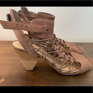 Vince Camuto Women’s Leather Peep Toe Heels Taupe sz 12